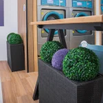 Espaço interior da lavandaria self-service Blue Lavandarias com máquinas de lavar e secar